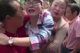 3岁女儿被帮工骗走一去不返，家人寻亲30年被拐女儿终于回家了视频封面