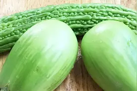 茄子和苦瓜一起做，没想到这么好吃，清热去火，连吃一周也不腻