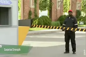 恶搞名场面90：经过停车场收费站的时候，档杆失灵，结果……视频封面