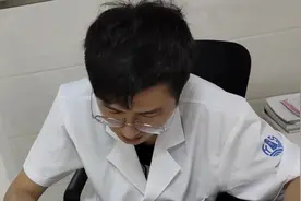 8个月宝宝做体检，最近晚上睡觉不踏实，保健医生怎么说？视频封面