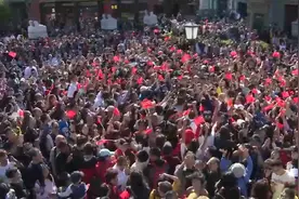 北京街头快闪《我爱你中国》，吸引上万市民合唱，被感动到泪崩视频封面