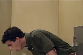 小哥坐巴士晕车，跑到厕所里狂吐，隔着屏幕都能闻到味道视频封面