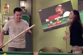 小伙教美女打台球，占人家便宜，臭不要脸的