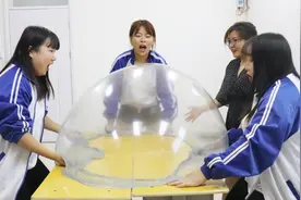 听说老师请假，学霸带头在班里玩无硼砂泥，结果却吃了大亏