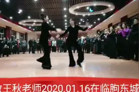 王敏王秋老师在舞厅和学员互动，看这喇叭裤穿的跳舞多带劲非常美视频封面