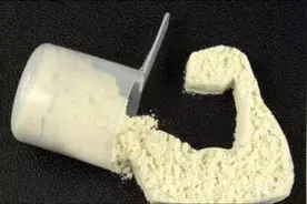 健身只喝蛋白粉不吃饭会成啥样？老外7天暴瘦18斤，体检后懵了！视频封面