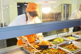 食堂阿姨“手抖”出了名，宁愿饭菜倒掉都不给学生多打，如何是好视频封面