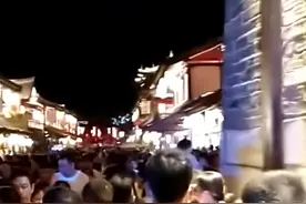 军门楼城门一开人流象潮水般湧入。老城人气足啊！视频封面