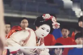 平野美宇和早田穿艺伎装找中国人打乒乓球，穿这样能打球？视频封面