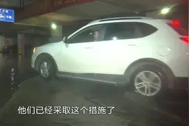 暴雨造成积水倒灌进车库，车主紧急转移车辆视频封面