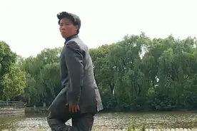 抖音又一首神曲诞生了，小哥引领土潮风，好震撼好炫彩！