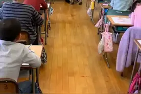 日本学校的老师是这样上课的。