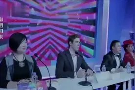 美女自己设计服装，自己当模特展示，出场的那一刻瞬间惊艳全场视频封面