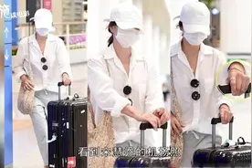 宋慧乔离婚后首现身，戴金链子和三个戒指，唯独把婚戒摘掉了视频封面