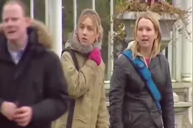 国外恶搞：盲人小伙看见美女，秒变正常人，这是被美色吸引了？视频封面