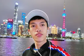 广西壮族小伙在上海外滩，晚上人很多，主要是夜景太美了视频封面