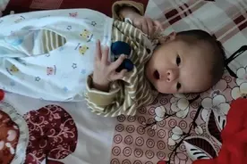 宝宝小越越出生12天，宝妈放音乐给宝宝听，宝宝听到音乐跳起舞来