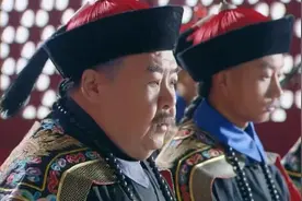 小皇子登基，在大殿上到处乱跑，就是不坐在龙椅上，太可爱了视频封面