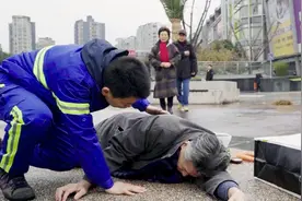 陌生路人突发昏迷心跳停止 你是冷漠离开是驻足围观 还是合力施救视频封面