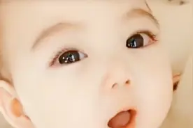 刚出生的孩子眼珠子又大又水灵真可爱，小心！可能是青光眼的表现