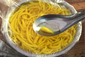 好久没吃小蝌蚪了，小兰上街吃一大碗，很甜的视频封面