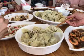 去老公长兴亲戚家喝16岁生日酒，就给吃馄饨？这到底是怎么回事呢视频封面