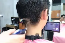小伙要求剪短发，两边直接被推光视频封面