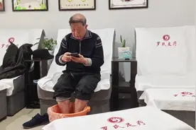 这位老人70多岁了。中风以后经常来我店里。洗脚，修脚，按摩。视频封面