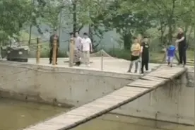 五岁小孩英雄救美，妈妈说再也不用担心你长大后找不到女朋友了视频封面