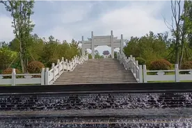 美丽的华山公园坐落于华山上，风景秀丽，植被茂盛