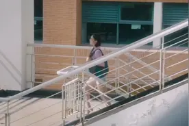学生整蛊男老师，茶水里下泻药，还把厕所门反锁了视频封面