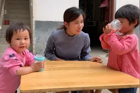 农村婷婷给宝宝换奶粉，她会喝吗？没想到她直接喝完，真棒！视频封面