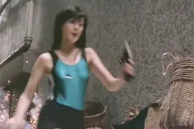 关之琳穿泳衣跑起来的样子，身材显得好美视频封面