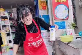 老幺20天没洗头了，又脏又臭！洗两遍水还脏得吓人，洗完人都精神