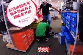 日本这半跪式服务你能接受吗？是不是很敬业！你能告诉我吗？