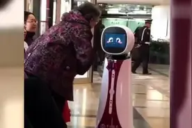 大妈与银行AI机器人“灵魂对话”视频封面
