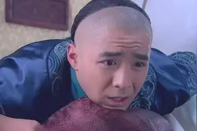 五阿哥给太监的屁股上药，他们连说不行，不料五阿哥这样说视频封面