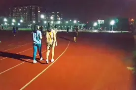 大学晚上出来的都是大长腿，操场散步遇见心动妹子，该怎么办视频封面