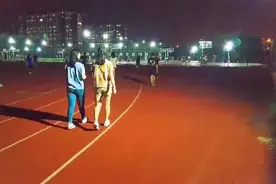大学晚上出来的都是大长腿，操场散步遇见心动妹子，该怎么办视频封面