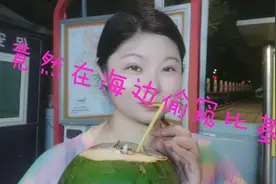 在海边如果浪大不能下水怎么办，那就看看比基尼吧