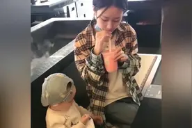 相差20岁的姐弟，姐姐抱着弟弟转圈圈，结果把弟弟给转懵圈了！视频封面