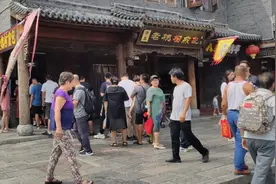 山东5A景区青州古城吃个饭，中心位置排队人好多，价格真太实惠了