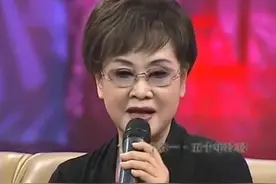 张也登台和李谷一拥抱,竟称她为”妈妈“,李谷一现场讲述人生经历视频封面
