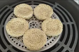 方便面不要再泡着吃了，做成蒸面条，既好吃又营养