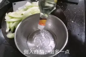 小洁把黄瓜用白醋这样腌，鲜脆爽口，酸甜开胃，做法简单