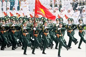越南国庆70周年举行盛大阅兵，陆海空三军方队正步接受检阅！视频封面