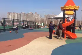 郑州气温26度，带孩子附近公园游玩，还可以打乒乓球踢足球视频封面