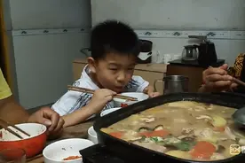 苹果炖牛肉汤，汤鲜味美安逸得很，详细炖汤过程就在视频里面