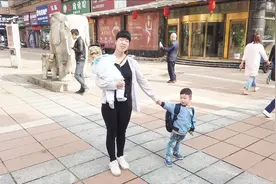 二宝手足口病不见好，主动要求去打针，一路说了啥？心都萌化了视频封面