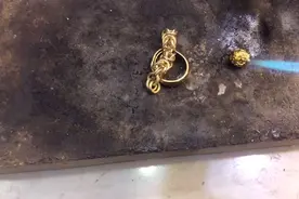 帅哥捡了两样金首饰，要验真假，我们用火烧一下看看会是什么样子